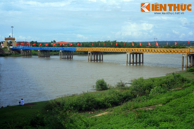 Biết bao chiến sĩ, đồng bào ta đã ngã xuống nơi chiến trường. (Ảnh: Cầu Hiền Lương và sông Bến Hải nhìn từ bờ Nam).