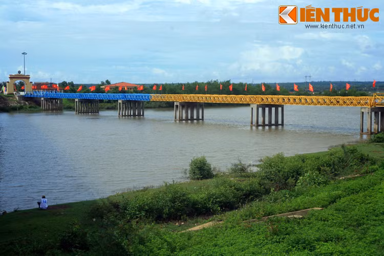 Biết bao chiến sĩ, đồng bào ta đã ngã xuống nơi chiến trường. (Ảnh: Cầu Hiền Lương và sông Bến Hải nhìn từ bờ Nam).