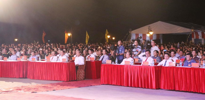 Tham dự chương trình có Ủy viên Bộ Chính trị, Phó Thủ tướng Thường trực Chính phủ Trương Hòa Bình; Bí thư Trung ương Đảng, Trưởng Ban Nội chính Trung ương Phan Đình Trạc; Bí thư Tỉnh ủy Quảng Trị Nguyễn Văn Hùng cùng đại diện lãnh đạo các bộ, ban, ngành Trung ương, địa phương, các mẹ Việt Nam anh hùng, đông đảo tướng lĩnh, cựu chiến binh, người dân và du khách. (Ảnh: TTXVN).