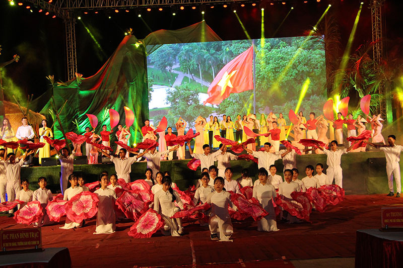 Chương trình nghệ thuật “Khát vọng thống nhất” nằm trong khuôn khổ Lễ hội thống nhất non sông năm 2019 mang thông điệp về niềm tự hào, sự tri ân, khát vọng hòa bình và hòa hợp dân tộc. Chương trình phần nào tái hiện ký ức về cuộc đấu tranh kiên cường, bất khuất của nhân dân ta bảo vệ chủ quyền và toàn vẹn lãnh thổ. Các tiết mục ca nhạc, hoạt cảnh, nhạc nền, múa… đã làm sống lại thời kỳ lịch sử huy hoàng của dân tộc “Một đi không trở lại". (Ảnh: Báo Quảng Trị).