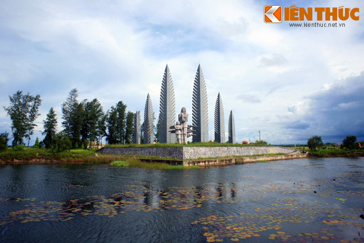 47 năm trước, vùng đất Quảng Trị được giải phóng, tạo đà tiếp thêm sức mạnh cho quân dân cả nước anh dũng tiến lên “đánh cho Mỹ cút, đánh cho Ngụy nhào” mà đỉnh cao là Chiến dịch Hồ Chí Minh lịch sử làm nên đại thắng Mùa Xuân năm 1975, kết thúc cuộc kháng chiến chống Mỹ cứu nước, giải phóng miền Nam thu giang sơn về một mối. (Ảnh: Cụm tượng đài ở bờ Nam cầu Hiền Lương).