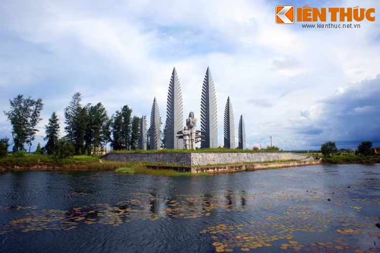 47 năm trước, vùng đất Quảng Trị được giải phóng, tạo đà tiếp thêm sức mạnh cho quân dân cả nước anh dũng tiến lên “đánh cho Mỹ cút, đánh cho Ngụy nhào” mà đỉnh cao là Chiến dịch Hồ Chí Minh lịch sử làm nên đại thắng Mùa Xuân năm 1975, kết thúc cuộc kháng chiến chống Mỹ cứu nước, giải phóng miền Nam thu giang sơn về một mối. (Ảnh: Cụm tượng đài ở bờ Nam cầu Hiền Lương).