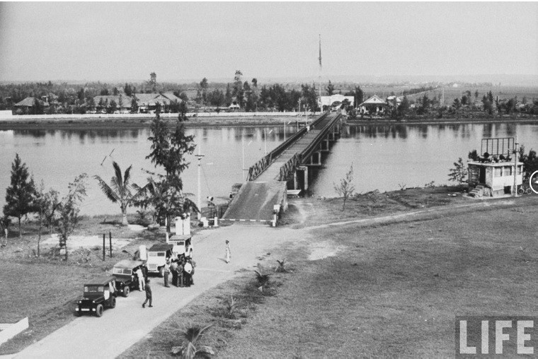 Cách đây 65 năm, cuộc kháng chiến chống Pháp của dân tộc ta đã kết thúc với chiến thắng lịch sử Điện Biên Phủ lừng lẫy, nhưng đồng bào cả nước chưa được hưởng một ngày hòa bình trọn vẹn. Những khúc quanh của lịch sử với hiệp định Giơnevơ đã lấy Vĩ tuyến 17 trên con sông Bến Hải làm giới tuyến quân sự tạm thời 2 năm để chuẩn bị Tổng tuyển cử thống nhất hai miền. (Nguồn: Zing.vn).