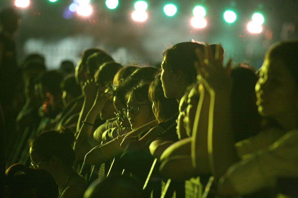 Khán giả hồi hộp trông chờ khoảnh khắc chiếc xe đua F1 ra sân khấu.