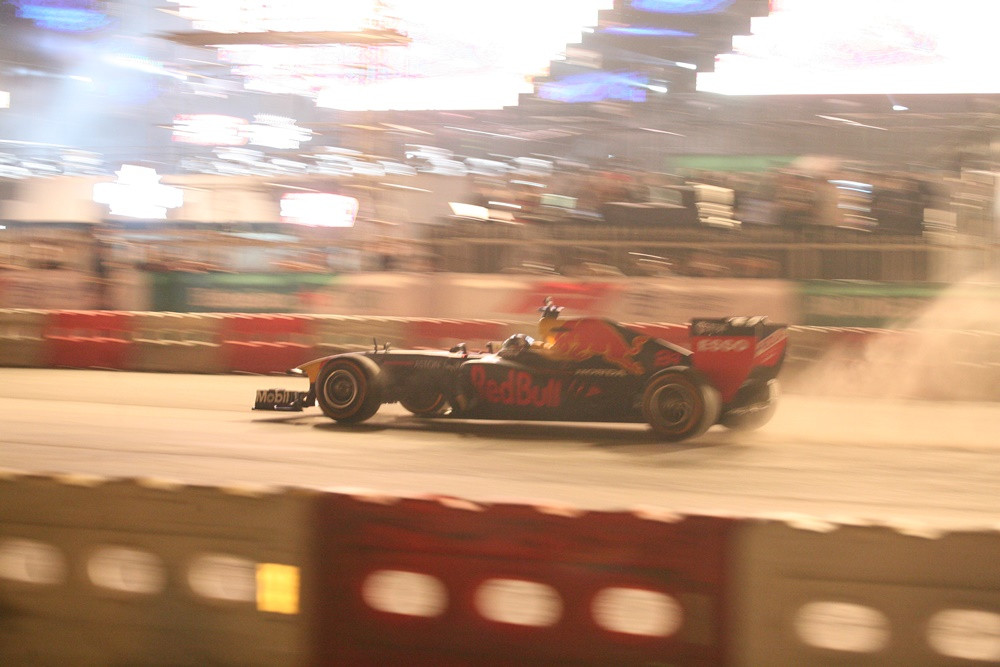 Chiếc xe F1 thu hút ánh mắt của hàng nghìn người có mặt tại chương trình.