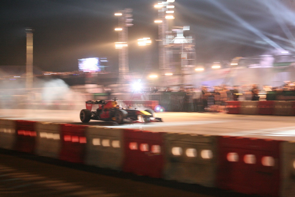 Tiếng gầm rú cùng với tốc độ chóng mặt khiến người xem mê tít.