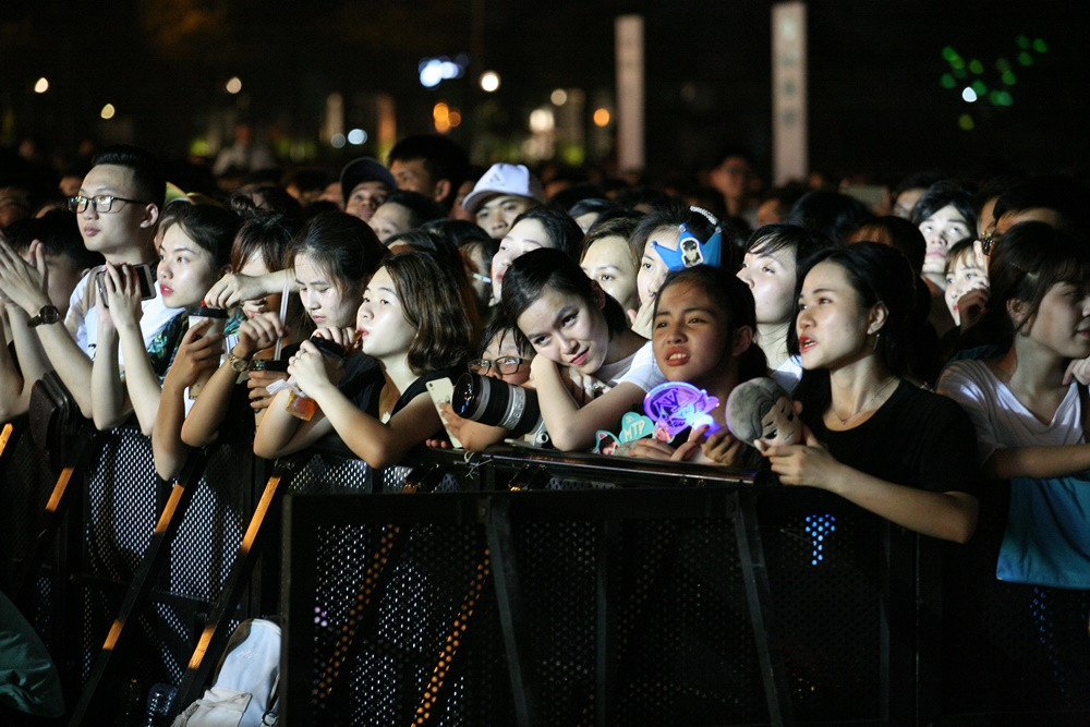 Trong số các khán giả kéo đến trước sân Mỹ Đình thì có khá nhiều các bạn nữ hồi hộp chờ đón màn biểu diễn xe đua F1 lần đầu tiên tại Hà Nội.