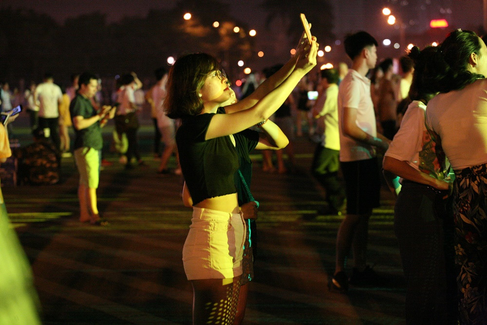 Các fan nữ đam mê tốc độ không quên ghi lại khoảnh khắc đáng nhớ này.