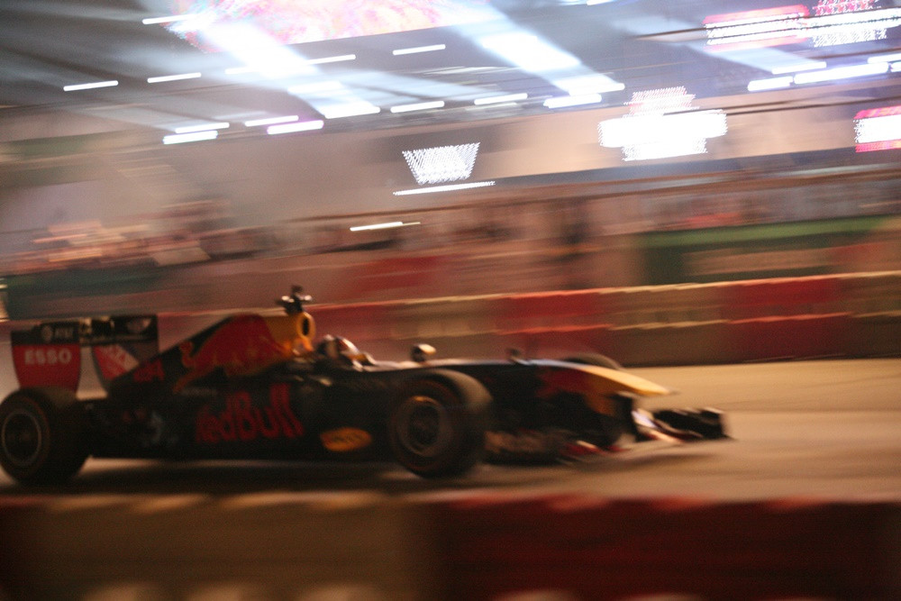 Chiếc xe đua F1 bắt đầu lăn bánh trước sân vận động Mỹ Đình.