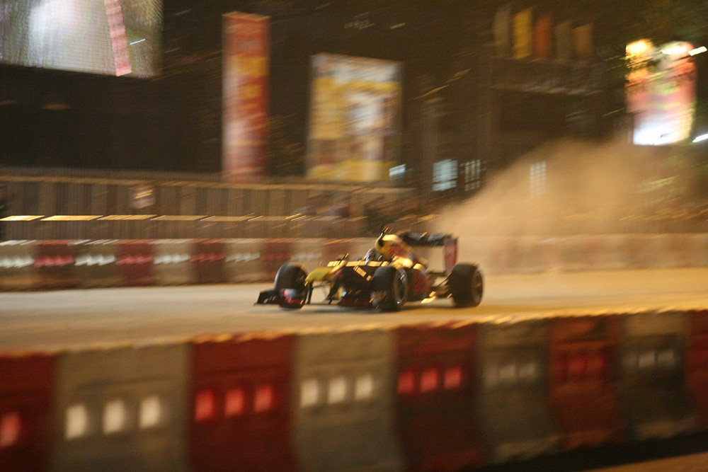 Chiếc xe trình diễn nhiều vòng trước sân khấu Mỹ Đình.