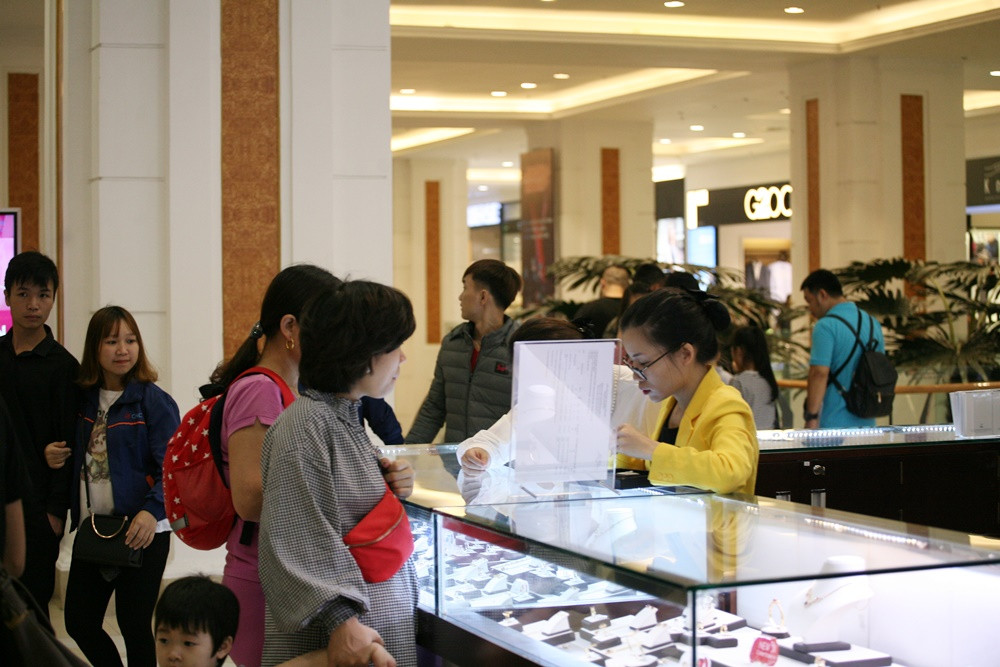 Các quầy hàng trang sức bên trong TTTM này cũng thỉnh thoảng mới có người đi qua dừng lại để xem.
