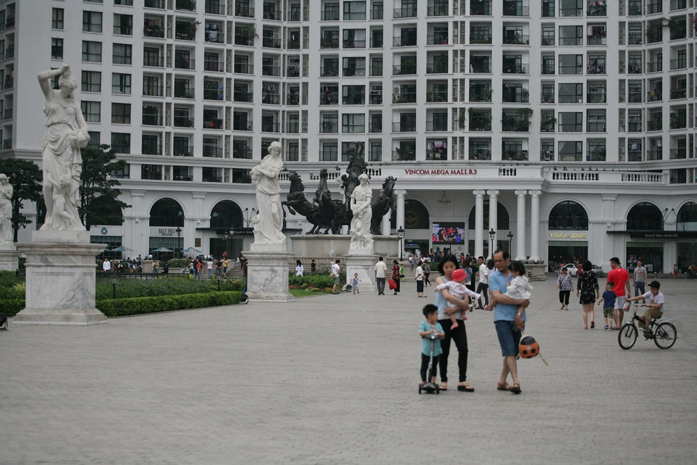 Điển hình là một TTTM nằm trên đường Nguyễn Trãi (Hà Nội), thỉnh thoảng mới lẻ tẻ một vài gia đình đưa con em đến đây.