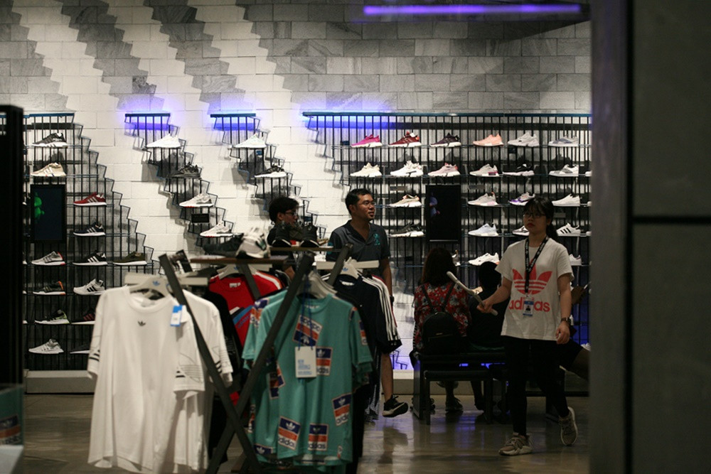 Nhân viên cửa hàng thời trang rất nhàn rỗi.