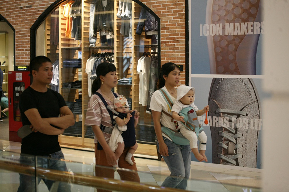 Các em nhỏ được phụ huynh đưa đi chơi.