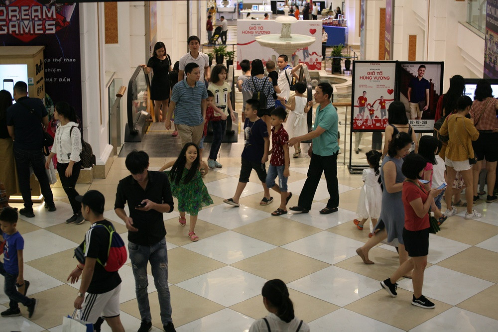 Người dân đến TTTM này không quá đông dù đang là dịp nghỉ Giỗ Tổ Hùng Vương.