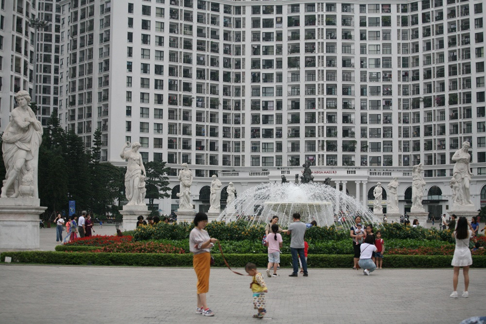 Do ngày Giỗ tổ Hùng Vương 2019 rơi đúng vào Chủ nhật (tức ngày 10/3 Âm lịch) nên người lao động được nghỉ bù sang hôm nay (thứ 2 ngày 15/4). Tuy nhiên, ghi nhận của PV Kiến Thức sáng nay, tại một số TTTM ở Hà Nội không cũng quá đông người đến vui chơi, mua sắm.