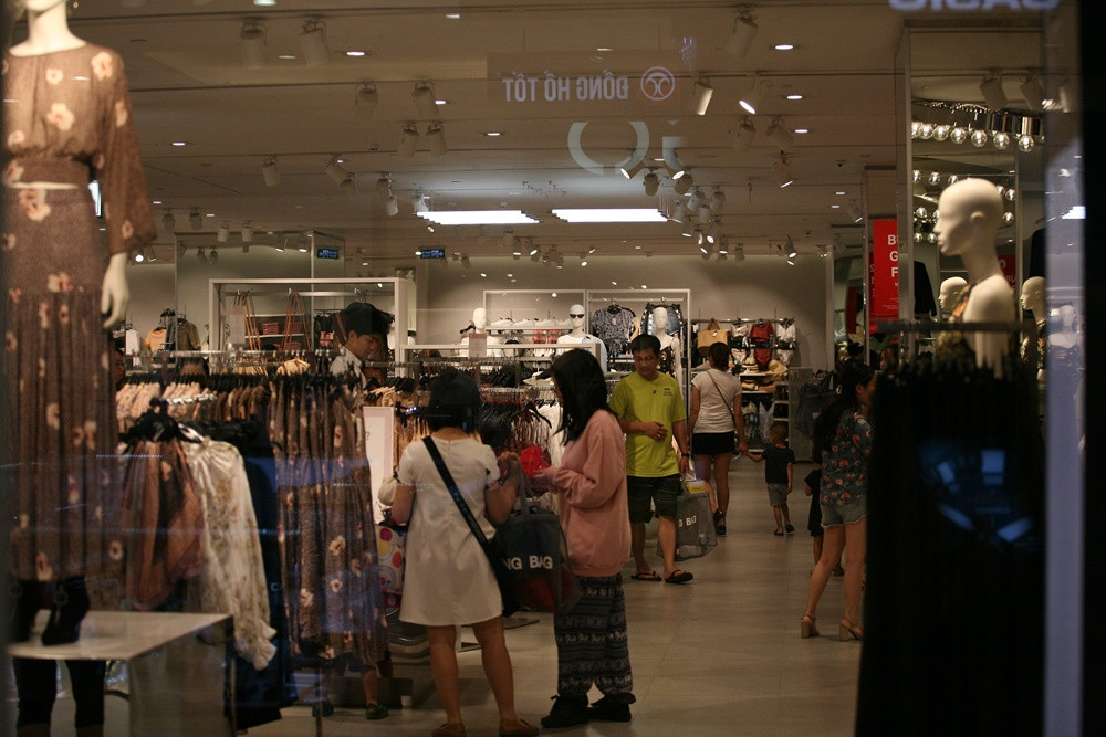 Nhiều cửa hàng thời trang cũng chỉ lẻ tẻ vài khách hàng.