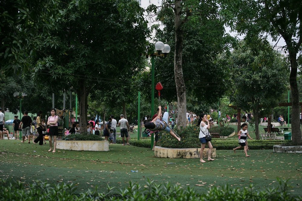 Những trò chơi cảm giác mạnh khiến trẻ nhỏ thích thú tại công viên Cầu Giấy.