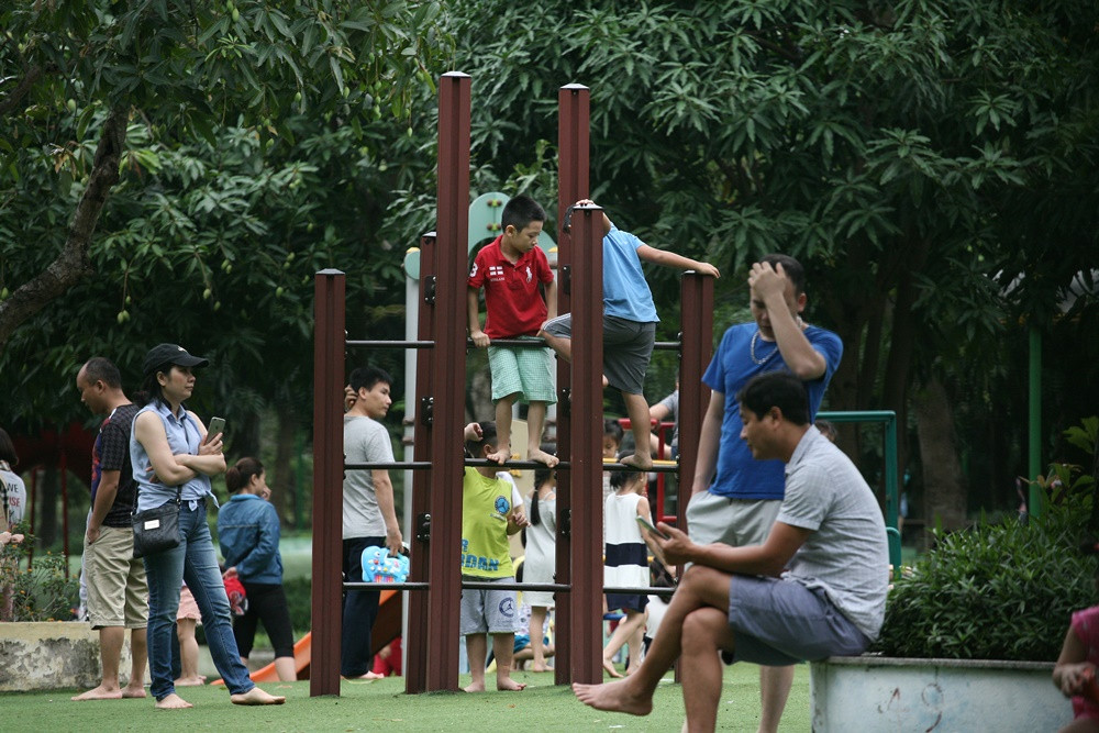 Trong khi đó ở khu vực công viên Cầu Giấy, nếu ở các dịp nghỉ lễ trước kia rất đông người đến vui chơi, thì hôm nay cảnh tượng lại ngược hoàn toàn.