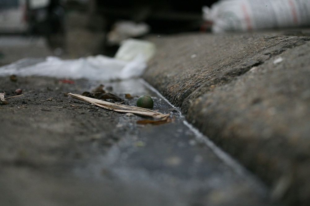 Nước thải bẩn thỉu, hôi tanh sót lại ở lòng đường Trần Quốc Vượng.