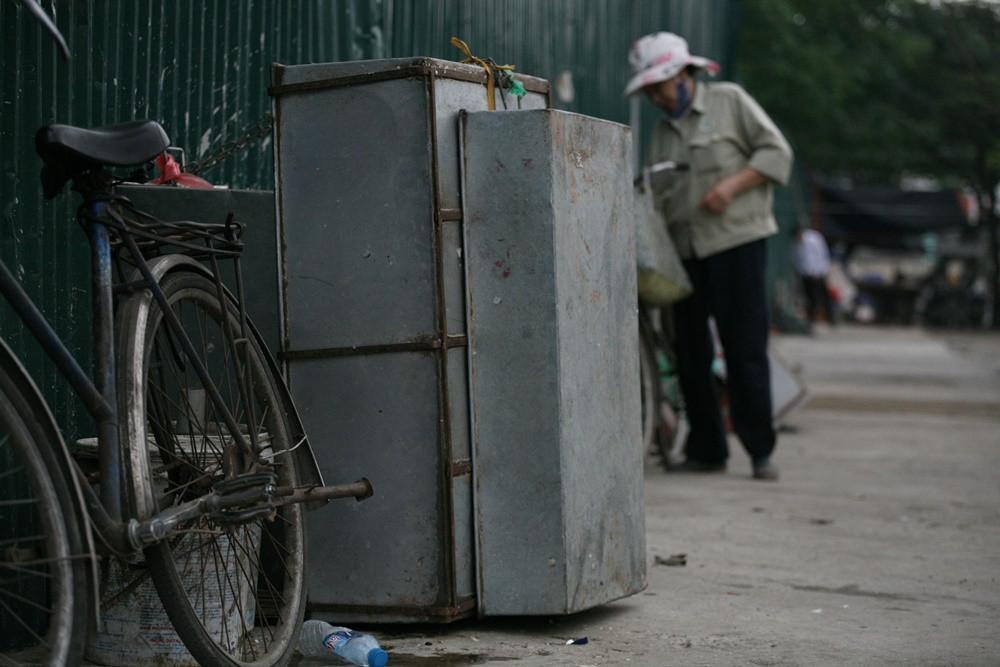 Những chiếc thùng tôn lớn mà tiểu thương sử dụng đựng các mặt hàng hải sản.