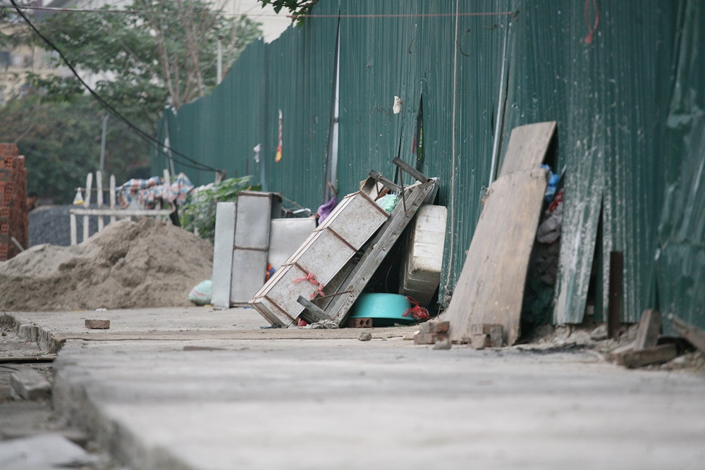 Ông Thắng “tiết lộ”, 2m đất trống là chủ trương của UBND quận để sau này mở rộng đường Trần Quốc Vượng, nhưng quá trình duyệt chủ trương, làm dự án còn rất lâu, phường đã có văn bản yêu cầu đẩy nhanh tiến độ.