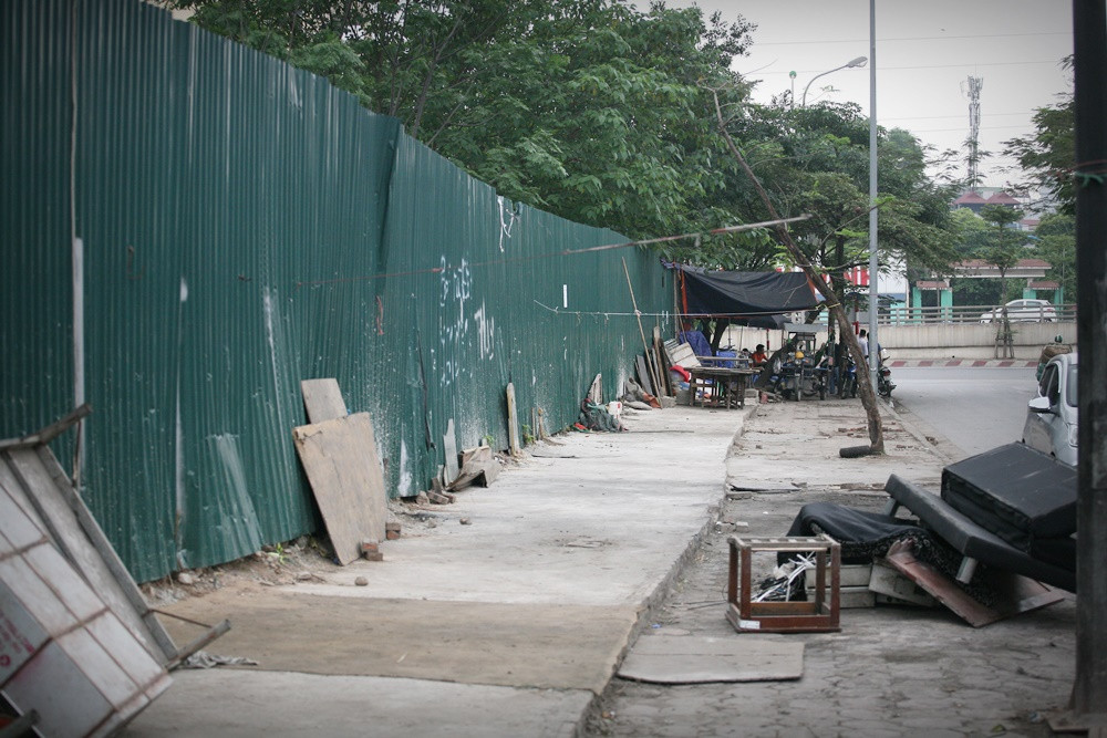Trước đó, tại buổi làm việc với PV chiều ngày 9/4, ông Nguyễn Quang Thắng - Chủ tịch UBND phường Dịch Vọng Hậu thừa nhận, tình trạng hàng trăm người tụ tập họp “chợ cóc”, chợ tạm không phép trên phố Trần Quốc Vượng diễn ra từ sau khi quận Cầu Giấy đóng cửa chợ tạm nông sản. Tất cả những tiểu thương ở đấy không có điểm tiêu thụ và do họ có “mối quen” nên họ cứ thế ra chỗ đường Trần Quốc Vượng ngồi. Đường Trần Quốc Vượng nằm giữa hai dự án và hai dự án này để chừa 2m đất đất nông nghiệp nông nghiệp trống, hợp tác xã sau đó giao cho người dân. “Người dân lấy cớ được giao nên cứ ra đó ngồi, thuê đất đấy”, - ông Thắng nói.