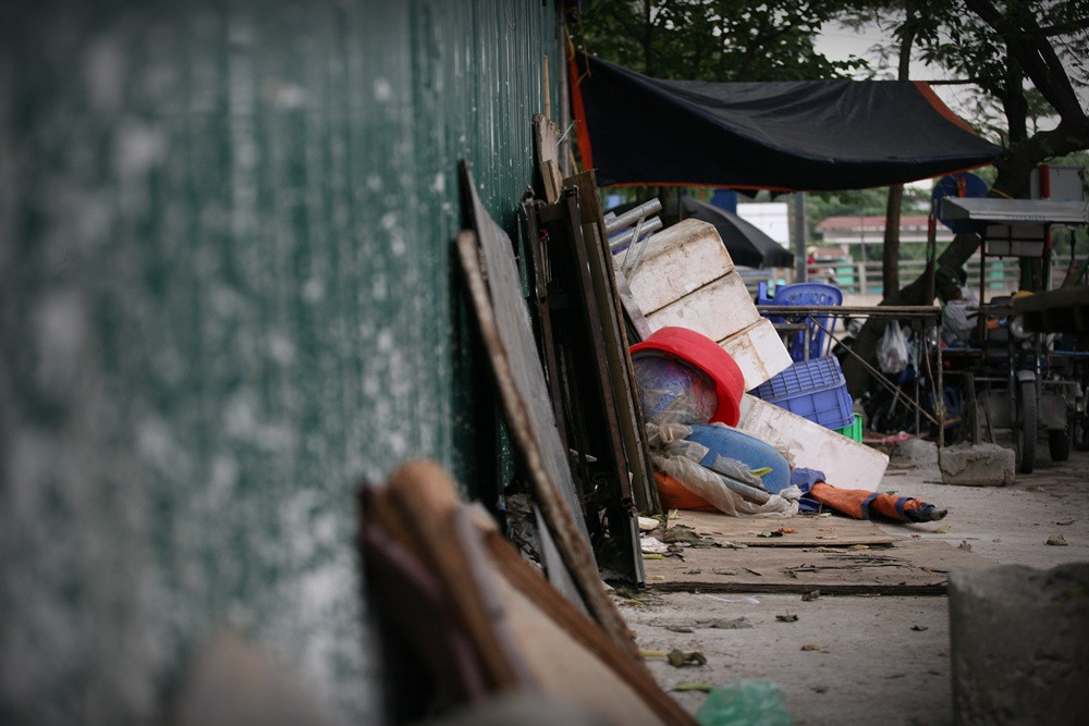 Thùng xốp, chậu nhựa vẫn còn chất đống ngổn ngang dọc vỉa hè phố Trần Quốc Vượng.