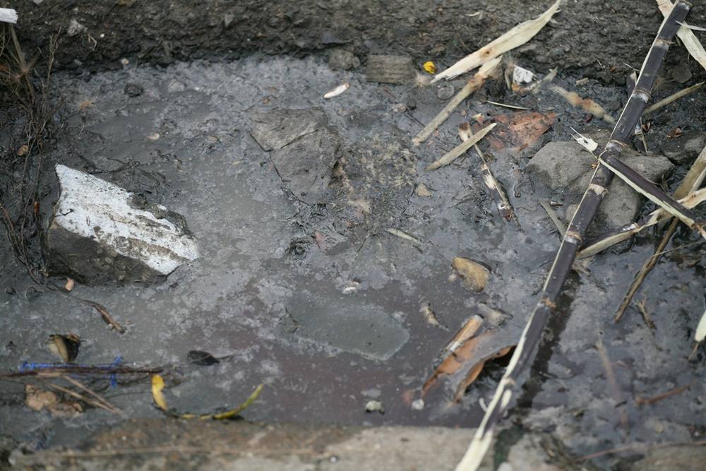 Nước tù đọng lại sau khi chợ tạm tan.