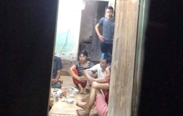 Canh sat ap vao ngoi nha bat giu nhom nguoi dang danh bac