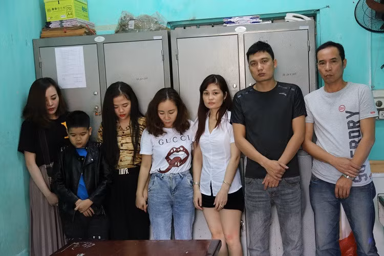 Dien vien “Cu Thoc” cho rang bi “gai” su dung ma tuy trong quan karaoke