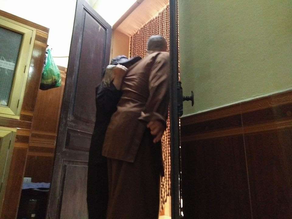 Be gai o chua Sung Quang dang hoang so, gao khoc khi thay nguoi la