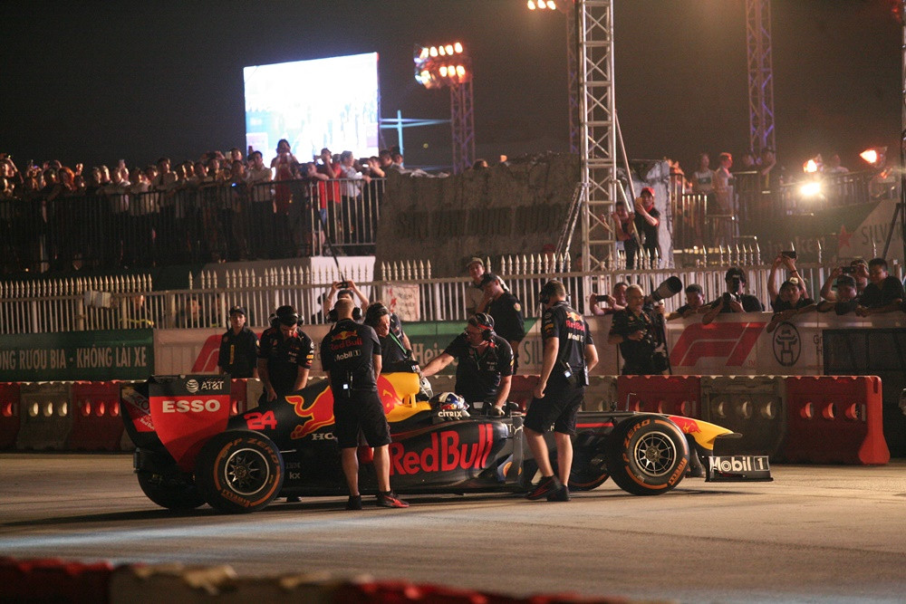 Chiếc xe đua F1 bắt đầu các màn trình diễn.