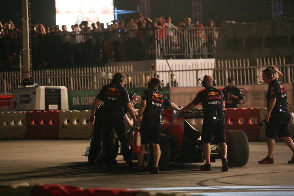 Nhóm kỹ thuật của đội đua RedBull kiểm tra chiếc xe F1 sau đó tiếp tục màn trình diễn trước cửa sân vận động Mỹ Đình.