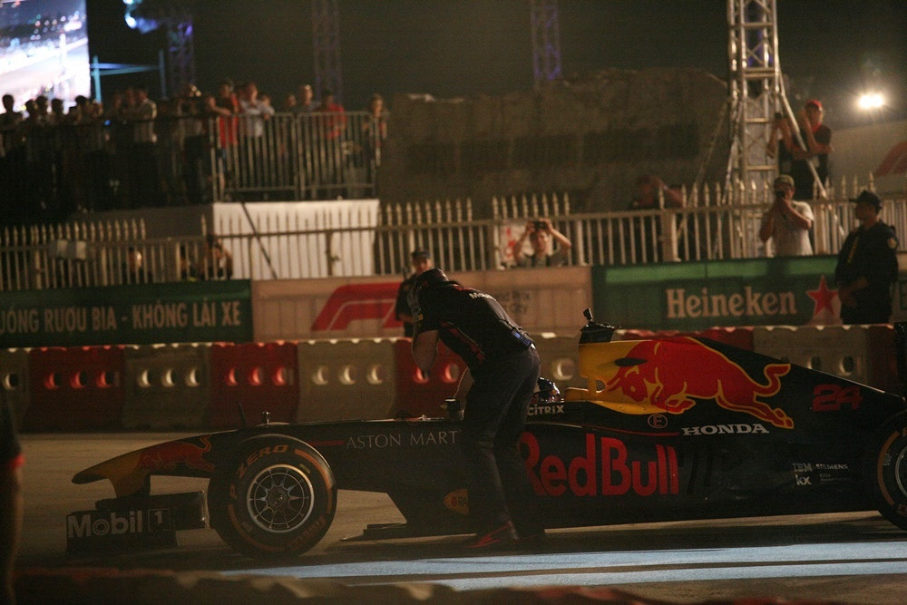 Huyền thoại làng F1 David Coulthard lái chiếc xe của đội Red Bull thực hiện các màn chạy thử.