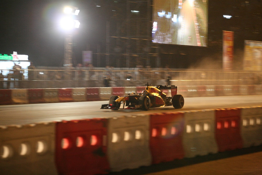 Những pha biểu diễn tốc độ của David Coulthard khiến hàng nghìn khán giả mê mẩn