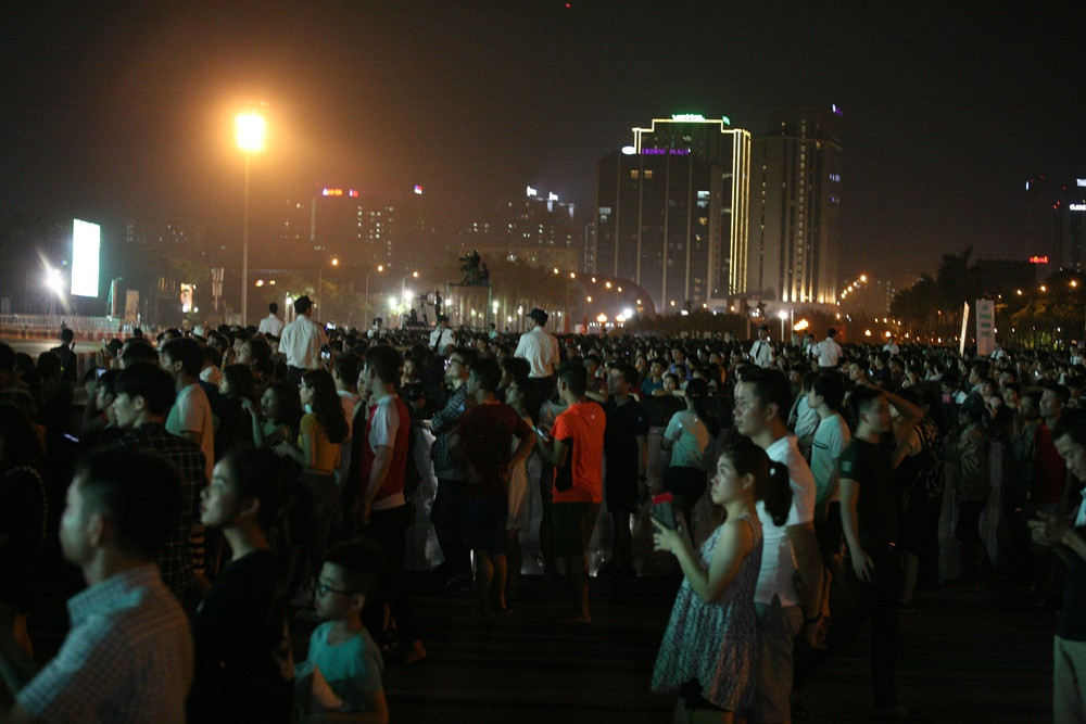 Hàng nghìn người kéo đến sân Mỹ Đình để tận mắt ngắm hình ảnh chiếc xe F1 lần đầu tiên biểu diễn tại Hà Nội.