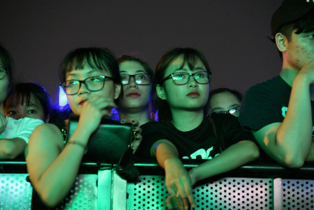 Những "fan" nữ đam mê tốc độ không rời mắt khỏi màn biểu diễn của chiếc xe F1.