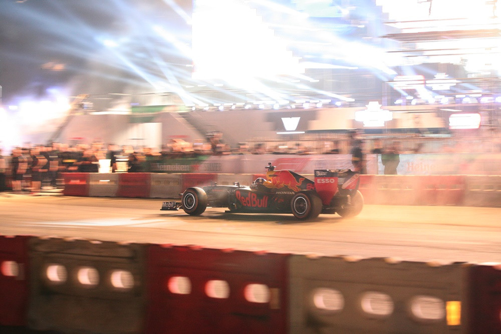 Chiếc xe đua F1 gầm rú lần đầu tiên tại Hà Nội.