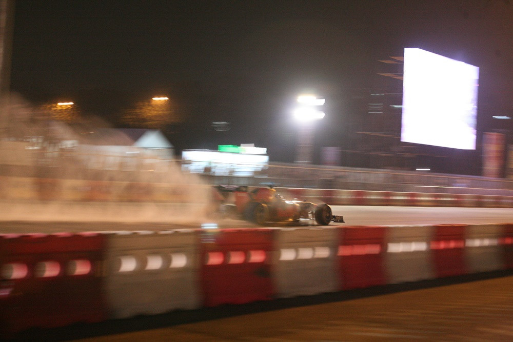 Toàn cảnh chiếc xe đua F1 của đội Red Bull lần đầu tiên chạy trên đường Hà Nội.