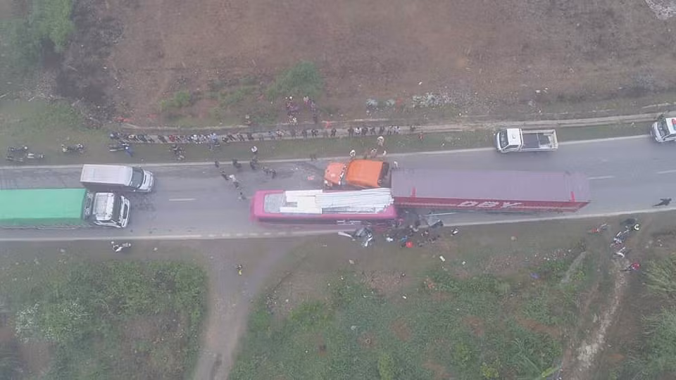 O to khach va cham xe container kinh hoang, tai xe gay chan-Hinh-3