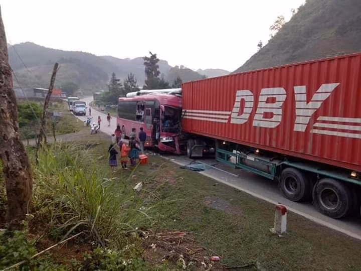 O to khach va cham xe container kinh hoang, tai xe gay chan-Hinh-2