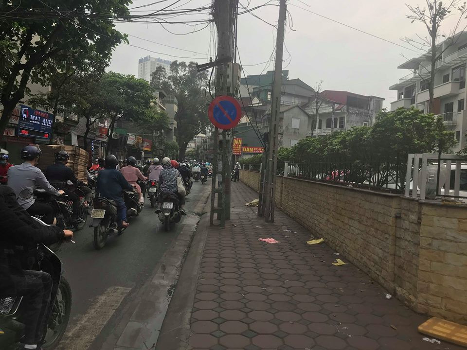 That kinh thi the nguoi phu nu canh xe may tren duong Ha Noi-Hinh-2