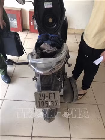 Giau 10 banh heroin trong op gam xe Air Blade-Hinh-3