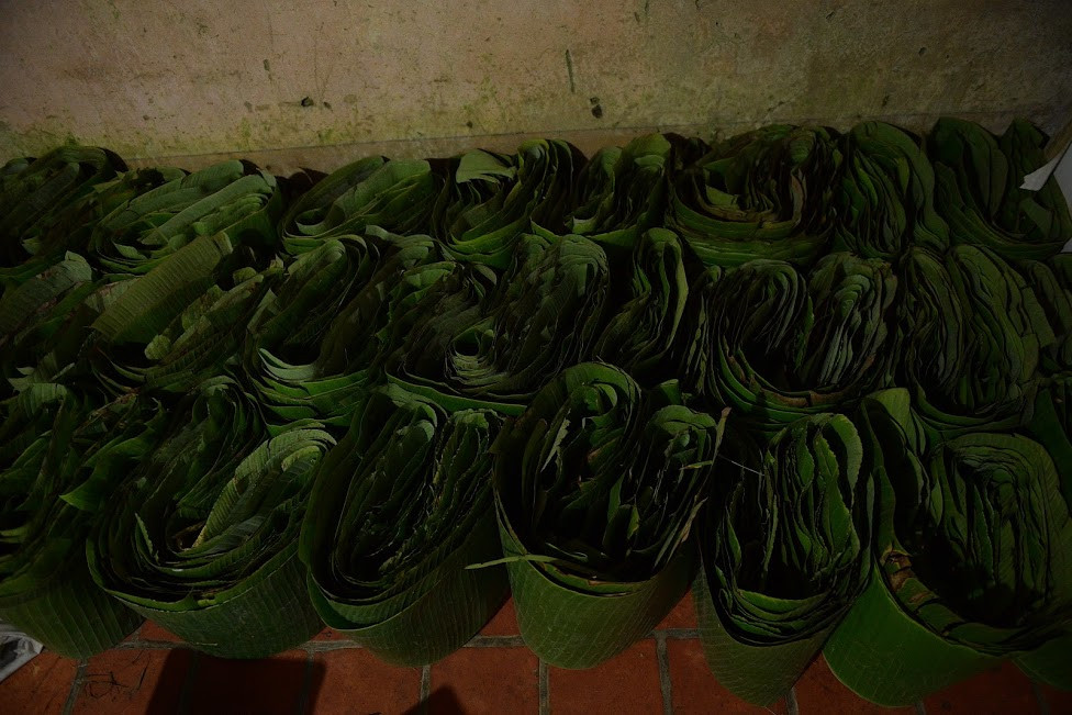 Lá chuối được xếp cẩn thận để chuẩn bị đem đến bán cho các cửa hàng, cơ sở kinh doanh.