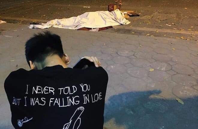 Con nạn nhân buồn bã tại hiện trường.