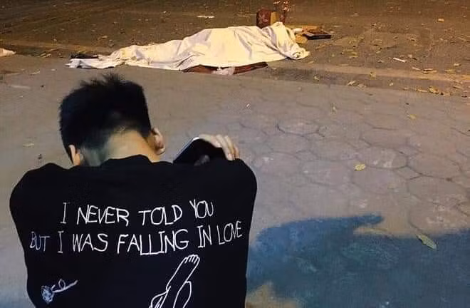 Con nạn nhân buồn bã tại hiện trường.