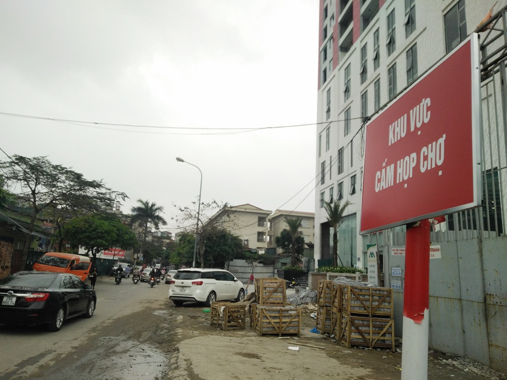 Biển báo "khu vực cấm họp chợ" của quận Cầu Giấy được cắm rất nhiều dọc theo con phố Trần Quốc Vượng như "thuật che mắt" vào ban ngày, còn ban đêm lại là khung cảnh hoàn toàn khác biệt. Chính quyền quận Cầu Giấy có “bất lực” hay buông lỏng quản lý để người dân thoải mái tụ họp trái phép, gây mất an ninh trật tự, bức xúc cho người dân trên phố Trần Quốc Vượng?