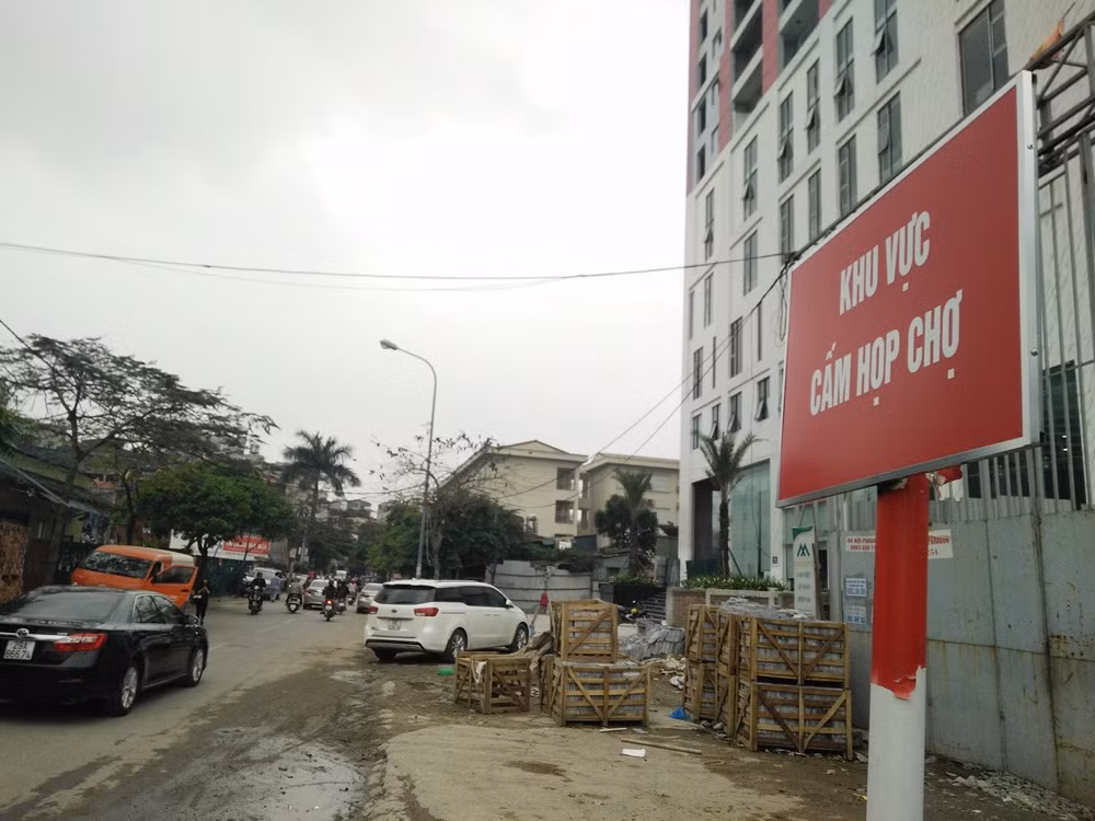 Biển báo "khu vực cấm họp chợ" của quận Cầu Giấy được cắm rất nhiều dọc theo con phố Trần Quốc Vượng như "thuật che mắt" vào ban ngày, còn ban đêm lại là khung cảnh hoàn toàn khác biệt. Chính quyền quận Cầu Giấy có “bất lực” hay buông lỏng quản lý để người dân thoải mái tụ họp trái phép, gây mất an ninh trật tự, bức xúc cho người dân trên phố Trần Quốc Vượng?