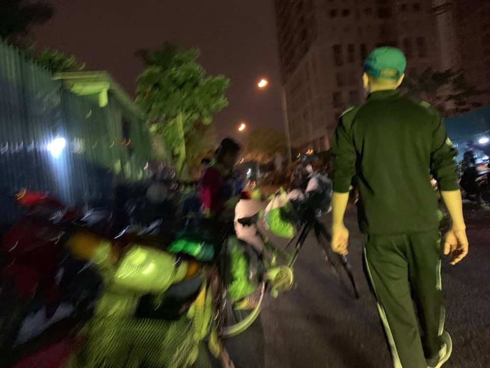 Xe cộ xếp ngang dọc, chiếm hết lòng đường phố Trần Quốc Vượng. Khu chợ tạm, chợ không phép ở quận Cầu Giấy đang gây bức xúc dư luận.